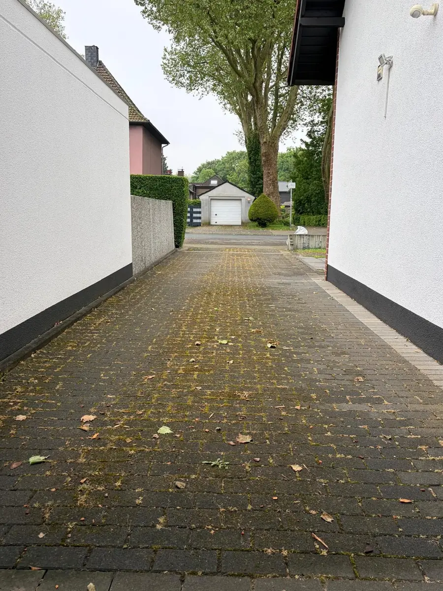 Hofzufahrt in Essen — vor der Reinigung